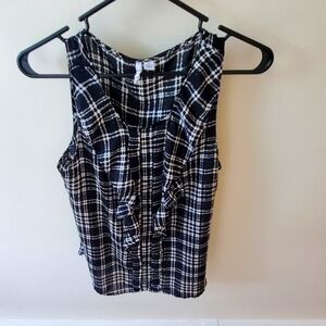 Elle black and white casual sleeveless blouse. Size medium